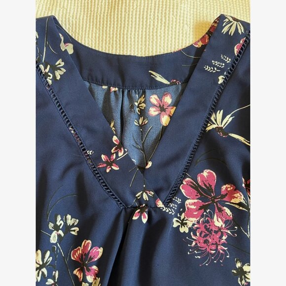 Ladies XL Floral Top - Picture 2 of 6